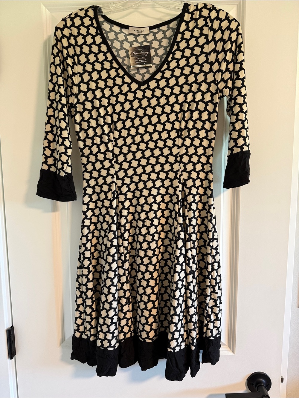Gilli Black and White Geometric V-Neck Midi Dress